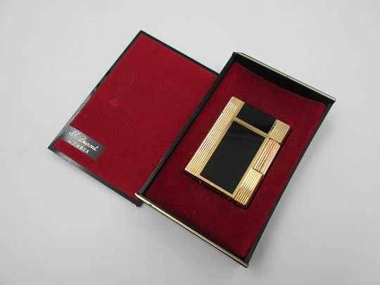 S.T. Dupont gas lighter. Chinese lacquer & gold plated. 1990's. Original box. France