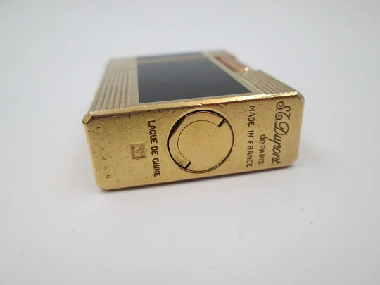 S.T. Dupont gas lighter. Chinese lacquer & gold plated. 1990's. Original box. France