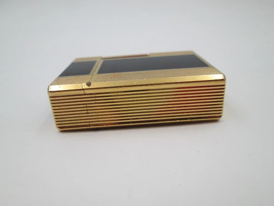 S.T. Dupont gas lighter. Chinese lacquer & gold plated. 1990's. Original box. France