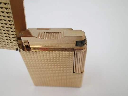 S.T. Dupont gas lighter. Gold plated metal. Diamond pattern. Original box. France. 1990's