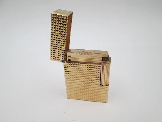 S.T. Dupont gas lighter. Gold plated metal. Diamond pattern. Original box. France. 1990's