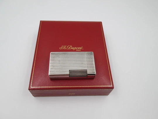 S.T. Dupont lighter. Silver plated metal. Lines pattern. Original box. 1990's