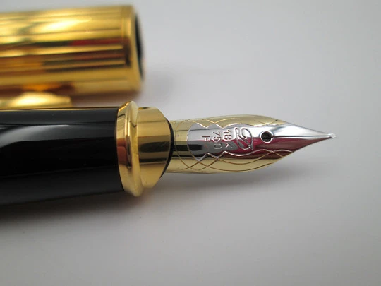 S.T. Dupont Olympio fountain pen. 23 microns gold plated. 18k nib. Box