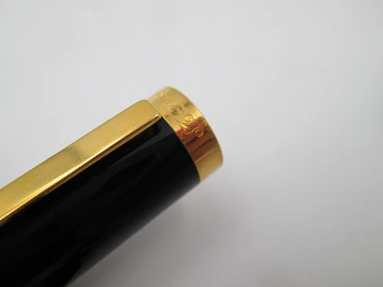 S.T. Dupont Olympio fountain pen. Black lacquer and gold plated details. 14k nib