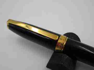 S.T. Dupont Olympio fountain pen. Black lacquer and gold plated details. 14k nib
