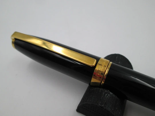 S.T. Dupont Olympio fountain pen. Black lacquer and gold plated details. 14k nib