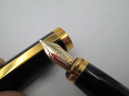 S.T. Dupont Olympio fountain pen. Black lacquer and gold plated details. 14k nib