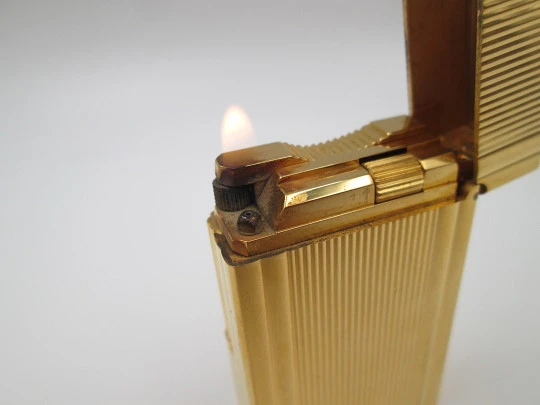 S.T. Dupont Paris butane lighter. Gold plated metal. Linear pattern. Original box. 1990's