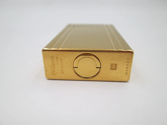 S.T. Dupont Paris butane lighter. Gold plated metal. Linear pattern. Original box. 1990's