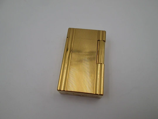 S.T. Dupont Paris butane lighter. Gold plated metal. Linear pattern. Original box. 1990's