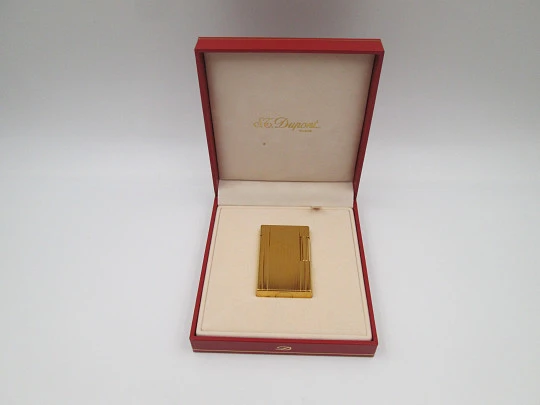 S.T. Dupont Paris butane lighter. Gold plated metal. Linear pattern. Original box. 1990's