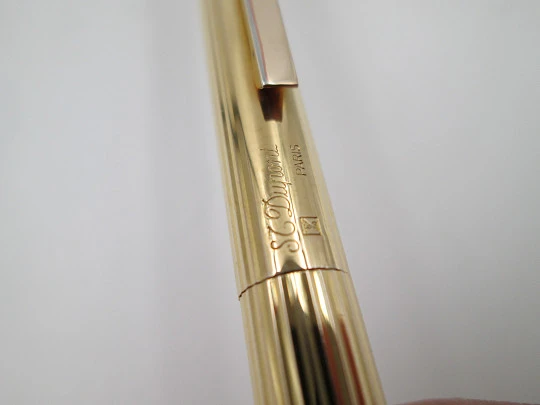 S.T. Dupont París Classique ballpoint pen. Gold plated metal. Original box. 1990's. France