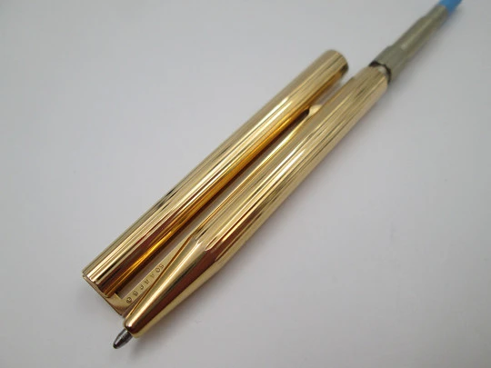 S.T. Dupont París Classique ballpoint pen. Gold plated metal. Original box. 1990's. France