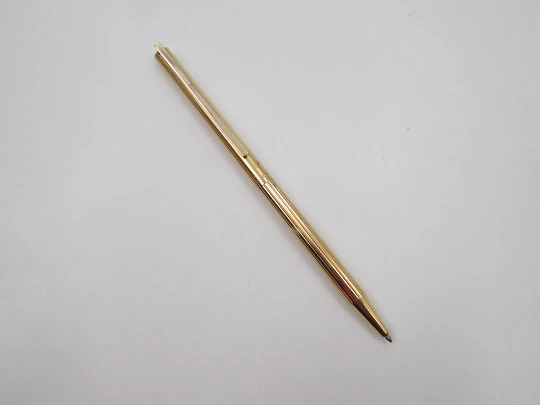 S.T. Dupont París Classique ballpoint pen. Gold plated metal. Original box. 1990's. France