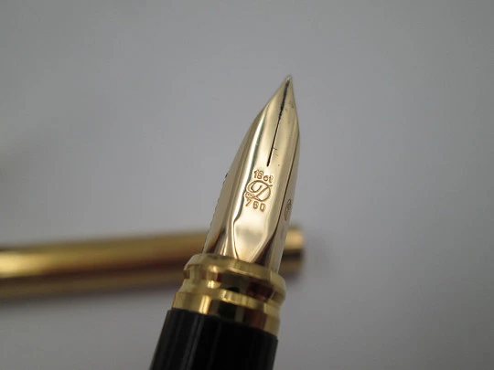 S.T. Dupont París Classique fountain pen. Gold plated metal. 18k nib. Box. 1990's. France