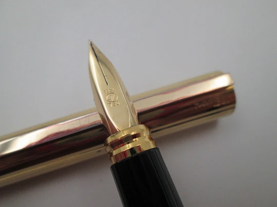 S.T. Dupont París Classique fountain pen. Gold plated metal. 18k nib. Box. 1990's. France