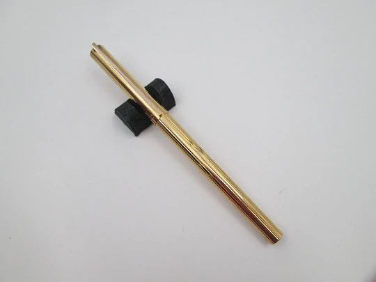 S.T. Dupont París Classique fountain pen. Gold plated metal. 18k nib. Box. 1990's. France