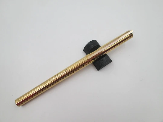 S.T. Dupont París Classique fountain pen. Gold plated metal. 18k nib. Box. 1990's. France