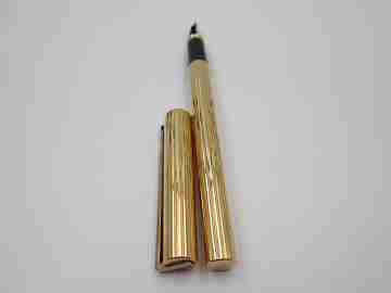 S.T. Dupont París Classique fountain pen. Gold plated metal. 18k nib. Box. 1990's. France