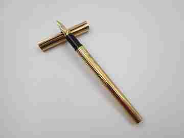 S.T. Dupont París Classique fountain pen. Gold plated metal. 18k nib. Box. 1990's. France