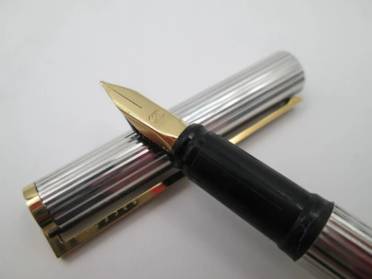 S.T. Dupont París Classique fountain pen. Silver plated & golden details. 2000's