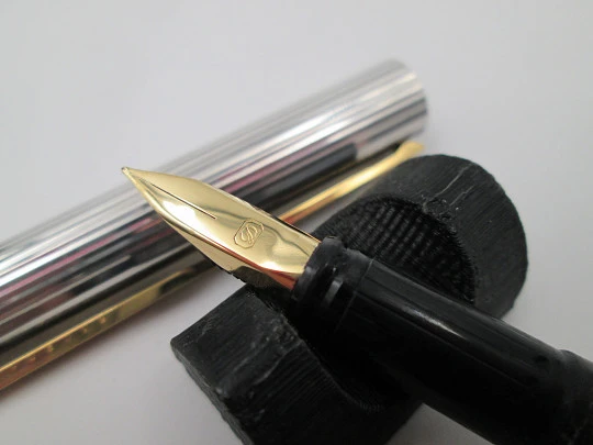 S.T. Dupont París Classique fountain pen. Silver plated & golden details. 2000's