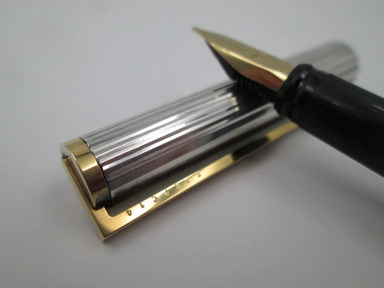 S.T. Dupont París Classique fountain pen. Silver plated & golden details. 2000's