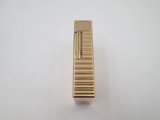 S.T. Dupont Paris gas lighter. Gold plated metal. Ribbed pattern. Original box. 1990's S.T. Dupont Paris gas lighter. Gold plated metal. Ribbed pattern. Original box. 1990's