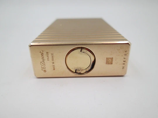 S.T. Dupont Paris gas lighter. Gold plated metal. Ribbed pattern. Original box. 1990's S.T. Dupont Paris gas lighter. Gold plated metal. Ribbed pattern. Original box. 1990's