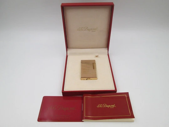 S.T. Dupont Paris gas lighter. Gold plated metal. Ribbed pattern. Original box. 1990's