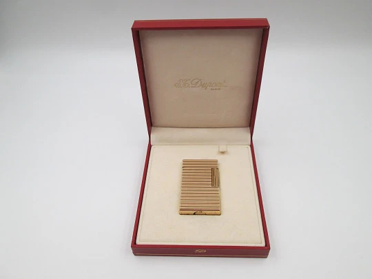 S.T. Dupont Paris gas lighter. Gold plated metal. Ribbed pattern. Original box. 1990's S.T. Dupont Paris gas lighter. Gold plated metal. Ribbed pattern. Original box. 1990's