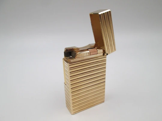 S.T. Dupont Paris gas lighter. Gold plated metal. Ribbed pattern. Original box. 1990's S.T. Dupont Paris gas lighter. Gold plated metal. Ribbed pattern. Original box. 1990's