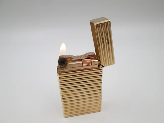 S.T. Dupont Paris gas lighter. Gold plated metal. Ribbed pattern. Original box. 1990's S.T. Dupont Paris gas lighter. Gold plated metal. Ribbed pattern. Original box. 1990's