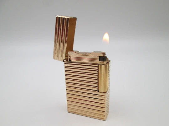 S.T. Dupont Paris gas lighter. Gold plated metal. Ribbed pattern. Original box. 1990's S.T. Dupont Paris gas lighter. Gold plated metal. Ribbed pattern. Original box. 1990's