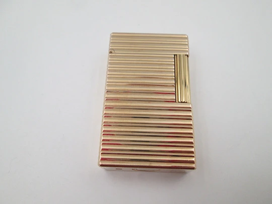 S.T. Dupont Paris gas lighter. Gold plated metal. Ribbed pattern. Original box. 1990's S.T. Dupont Paris gas lighter. Gold plated metal. Ribbed pattern. Original box. 1990's