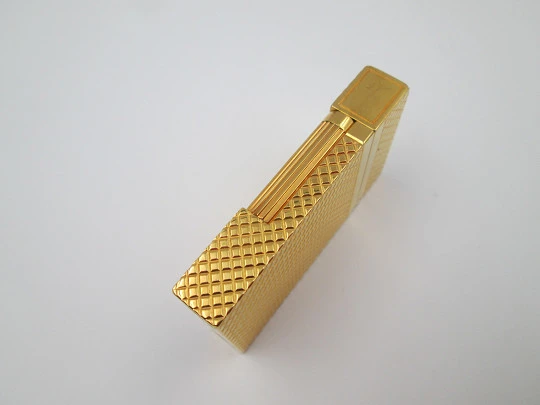 S.T. Dupont París Ligne 2. Chapado oro amarillo. Patrón diamante. Gas. Francia. 2018