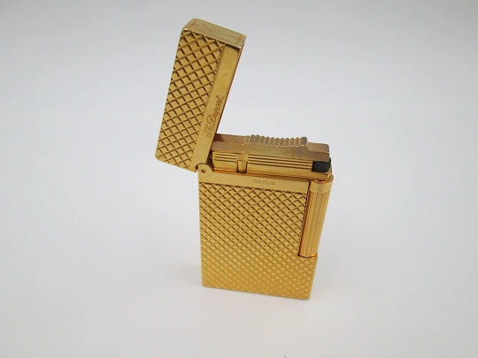 S.T. Dupont París Ligne 2. Chapado oro amarillo. Patrón diamante. Gas. Francia. 2018