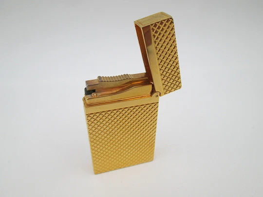 S.T. Dupont París Ligne 2. Chapado oro amarillo. Patrón diamante. Gas. Francia. 2018