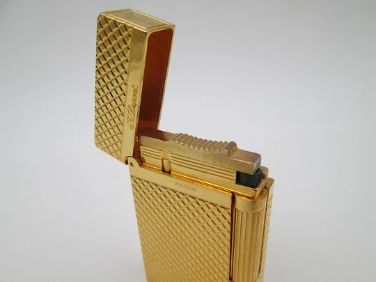 S.T. Dupont París Ligne 2. Chapado oro amarillo. Patrón diamante. Gas. Francia. 2018