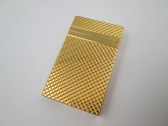 S.T. Dupont París Ligne 2. Chapado oro amarillo. Patrón diamante. Gas. Francia. 2018