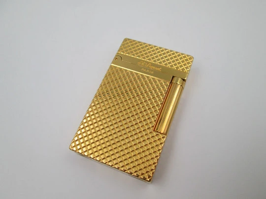 S.T. Dupont París Ligne 2. Chapado oro amarillo. Patrón diamante. Gas. Francia. 2018