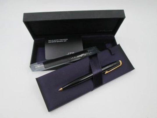 S.T. Dupont París Olympio ballpoint pen. Black lacquer & gold plated. Box. 2007