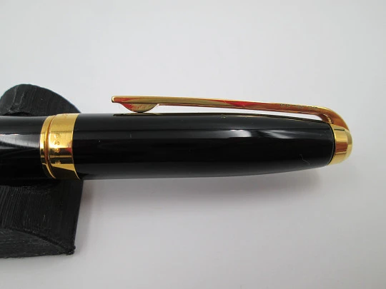 S.T. Dupont París Olympio ballpoint pen. Black lacquer & gold plated. Box. 2007