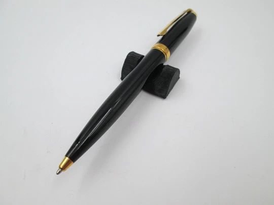 S.T. Dupont París Olympio ballpoint pen. Black lacquer & gold plated. Box. 2007