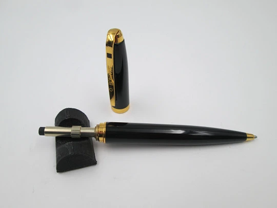 S.T. Dupont París Olympio ballpoint pen. Black lacquer & gold plated. Box. 2007