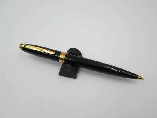 S.T. Dupont París Olympio ballpoint pen. Black lacquer & gold plated. Box. 2007