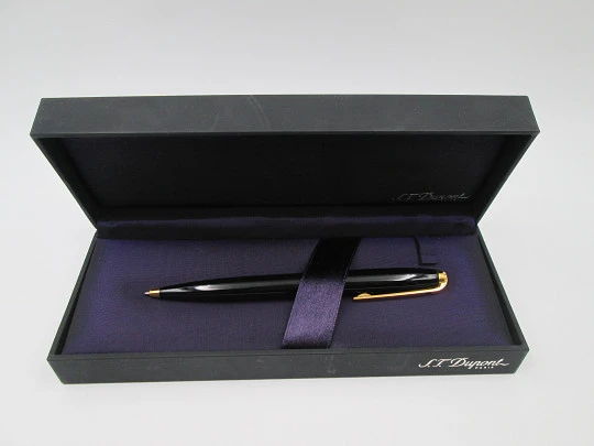 S.T. Dupont París Olympio ballpoint pen. Black lacquer & gold plated. Box. 2007