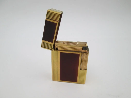 S.T. Dupont pocket gas lighter. Chinese lacquer and gold plated. 1990's. France