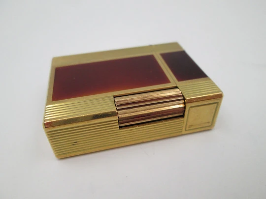 S.T. Dupont pocket gas lighter. Chinese lacquer and gold plated. 1990's. France