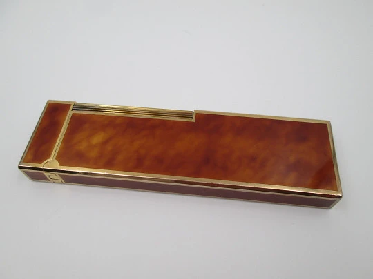 S.T. Dupont table lighter. Chinese lacquer and gold plated metal. 1980's. France